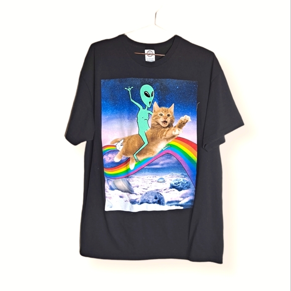 Alien Riding A Farting Cat Over A Rainbow Funny Mens size XL - Picture 1 of 5